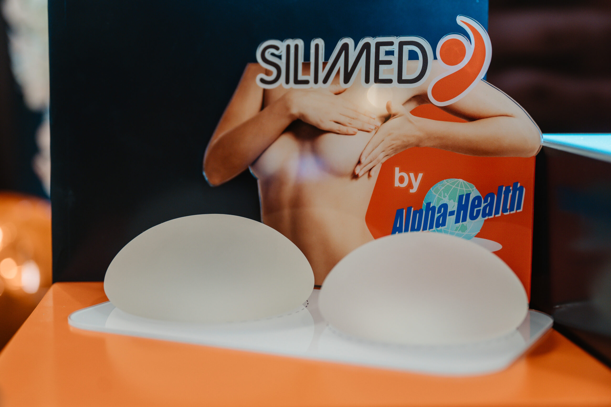 Shape (รูปทรง) Soft Plus มีฐานทรงกลมและโปรไฟล์ทรงกลม ทำให้เต้านมดูอวบอิ่มและได้รูปมากขึ้น ด้วยคอนเซ็ปต์เดียวกับ BioDesign Collection, Soft Plus มีหลายระดับความนูน (Projection) ให้เลือก ทำให้ได้ผลลัพธ์ตามที่ต้องการโดยไม่ต้องเพิ่มปริมาณซิลิโคนมากเกินไป หน้าอกจึงได้รูปที่สวยและกระจายตัวอย่างเป็นธรรมชาติ